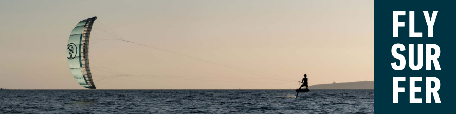 Flysurfer Hydrofoiler auf dem Wasser