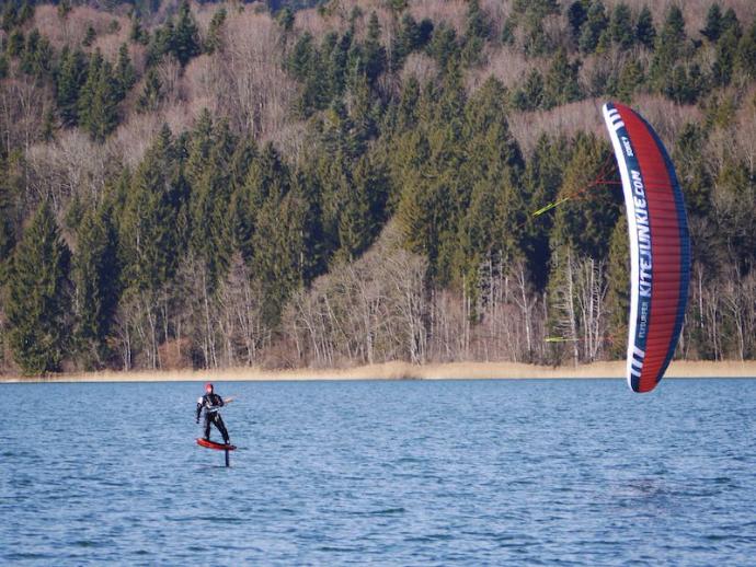 Flysurfer Sonic 3 Kiten am Wasser