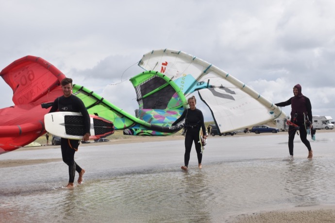 Bild: Kitesurfen mit den Kitejunkies