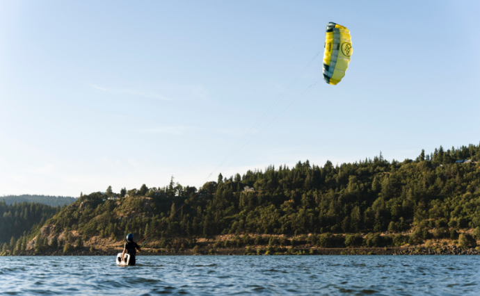 FLYSURFER HYBRID FOILKITE am Himmel